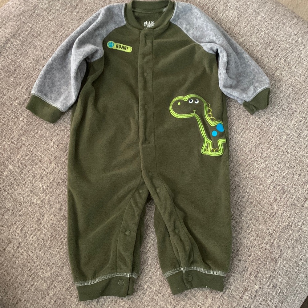 🌺 Carter’s Fleece Olive Forest Green Dinosaur Pajamas. Soze 6-9 months.